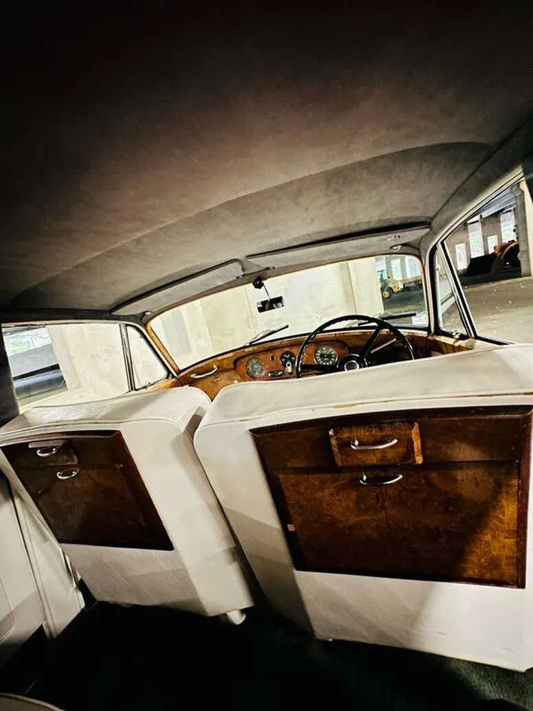 1959 Rolls-Royce Silver Cloud interior, photo 10 for wedding car rental in North Attleboro, MA