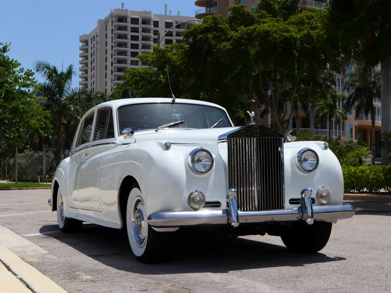 White 1960 Rolls Royce Silver Cloud