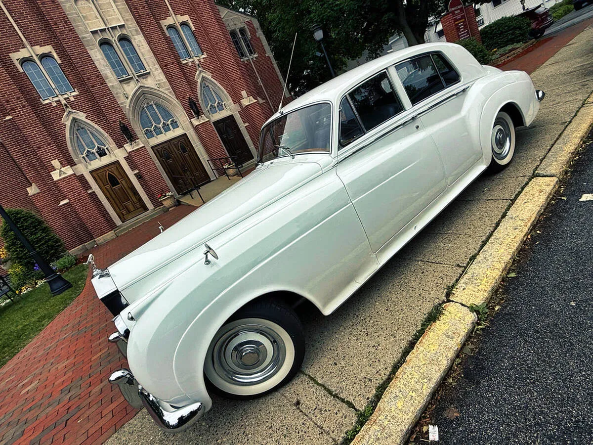 1961 Rolls-Royce Silver Cloud exterior, photo 6 for wedding car rental 1961 Rolls-Royce Silver Cloud exterior, photo 6 for wedding car rental