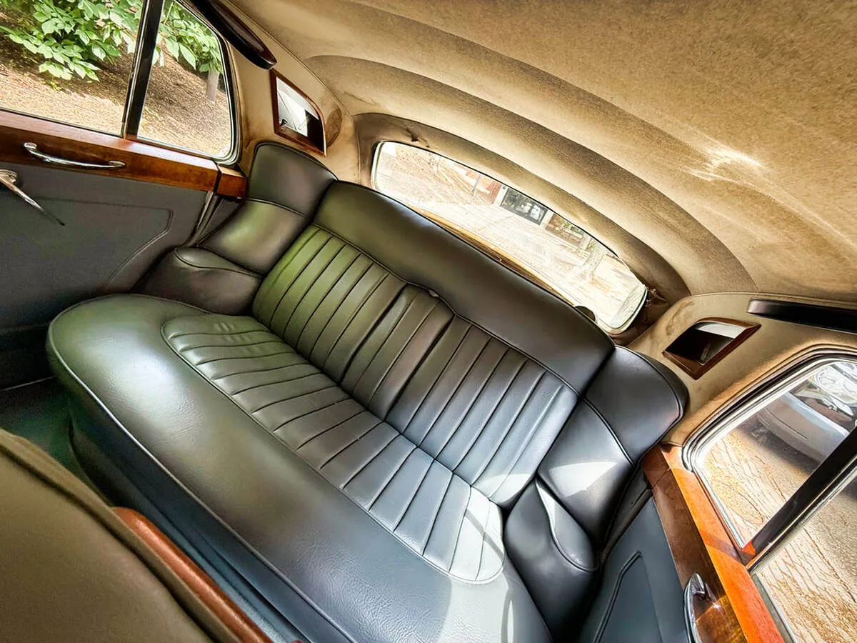 1961 Rolls-Royce Silver Cloud interior, photo 9 for wedding car rental in East Freetown, MA 1961 Rolls-Royce Silver Cloud interior, photo 9 for wedding car rental in East Freetown, MA