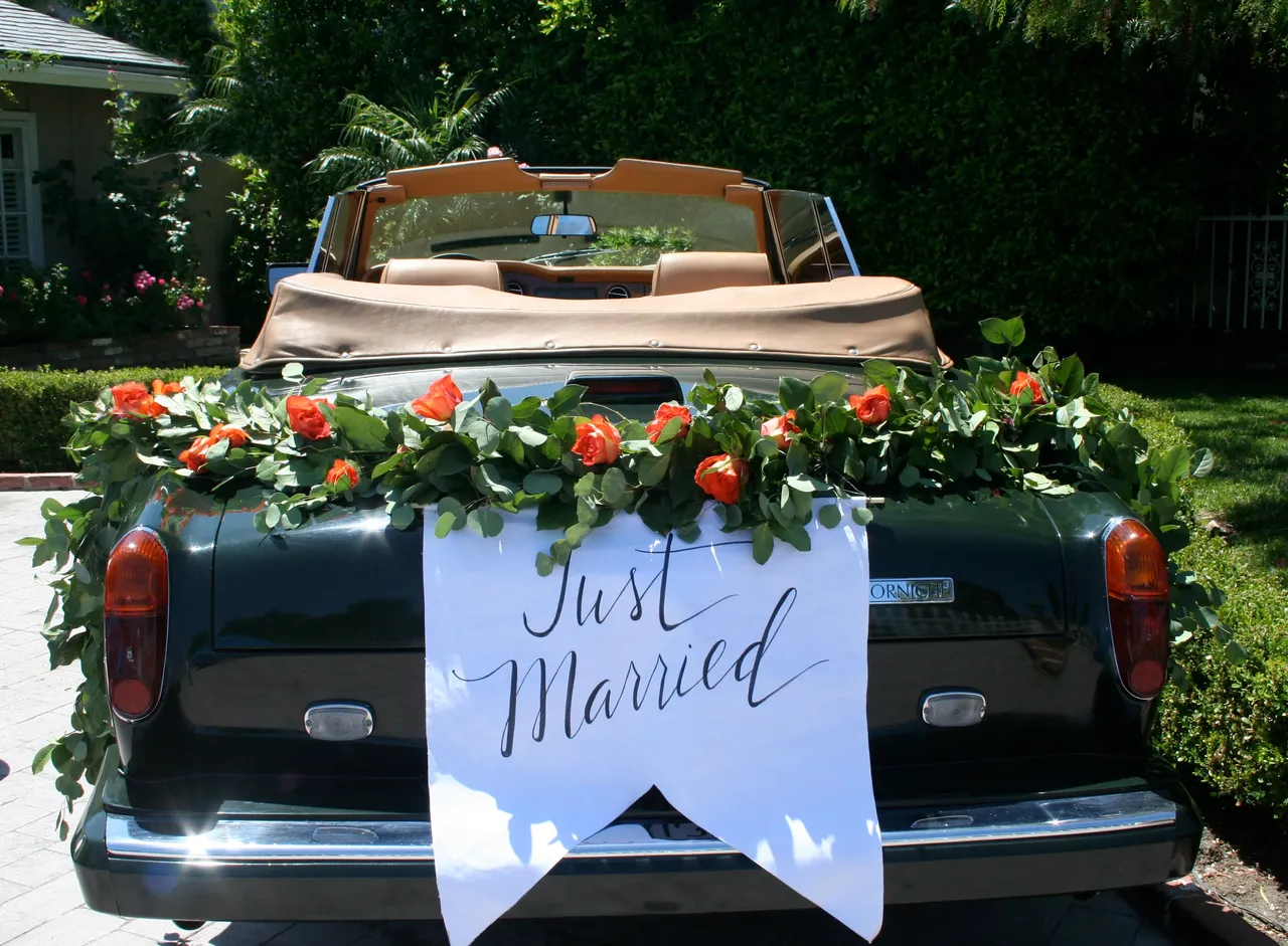 Green 1983 Rolls Royce Corniche Convertible exterior with convertible roof, photo 7 for Rolls-Royce car rental in Tarzana, CA Green 1983 Rolls Royce Corniche Convertible exterior with convertible roof, photo 7 for Rolls-Royce car rental in Tarzana, CA