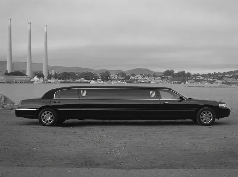 Black 2010 Luxury Stretch 8 Passangers for limo rental
