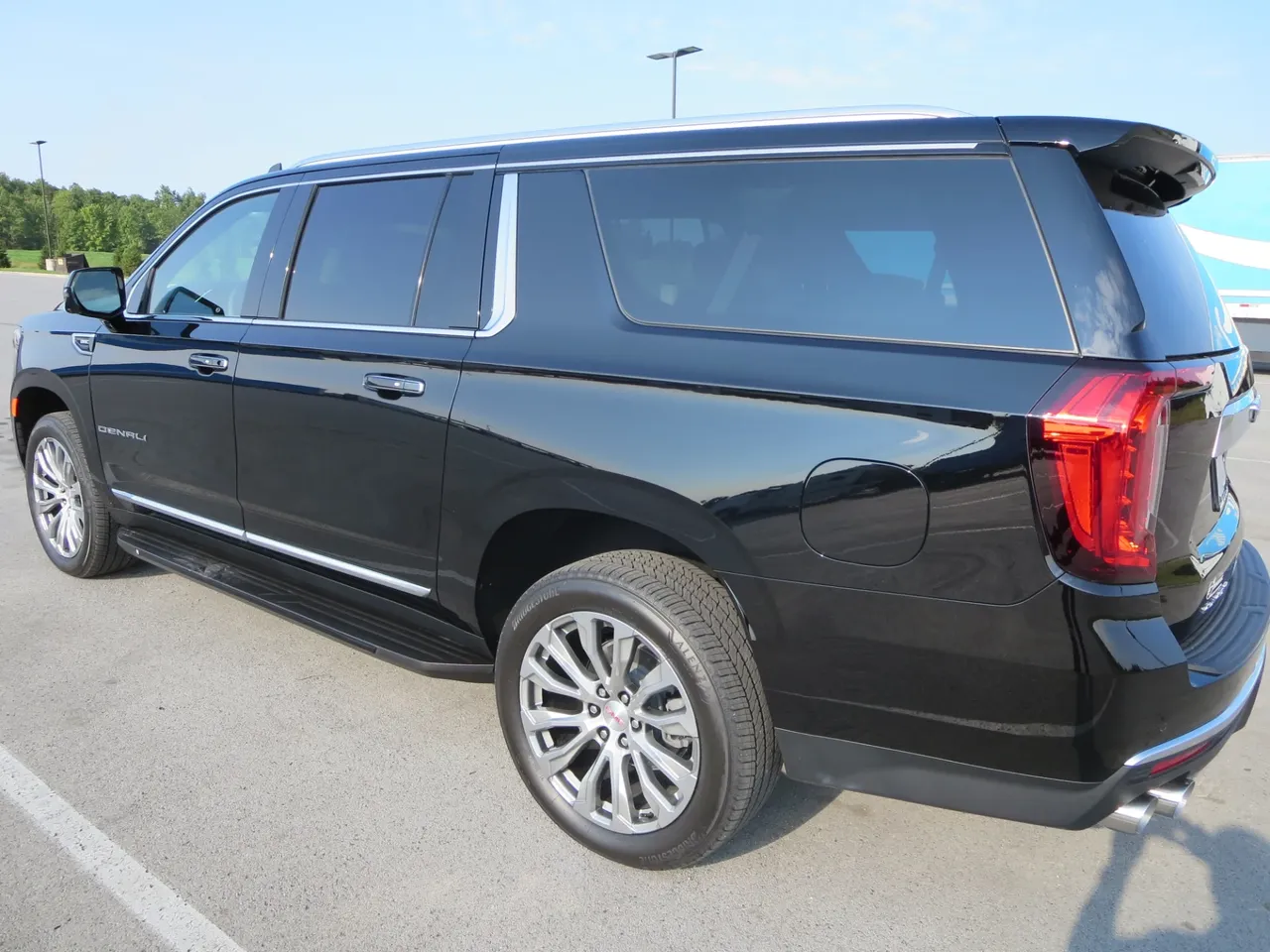 Black 2021 GMC Yukon Denali, photo 4 for airport transfers