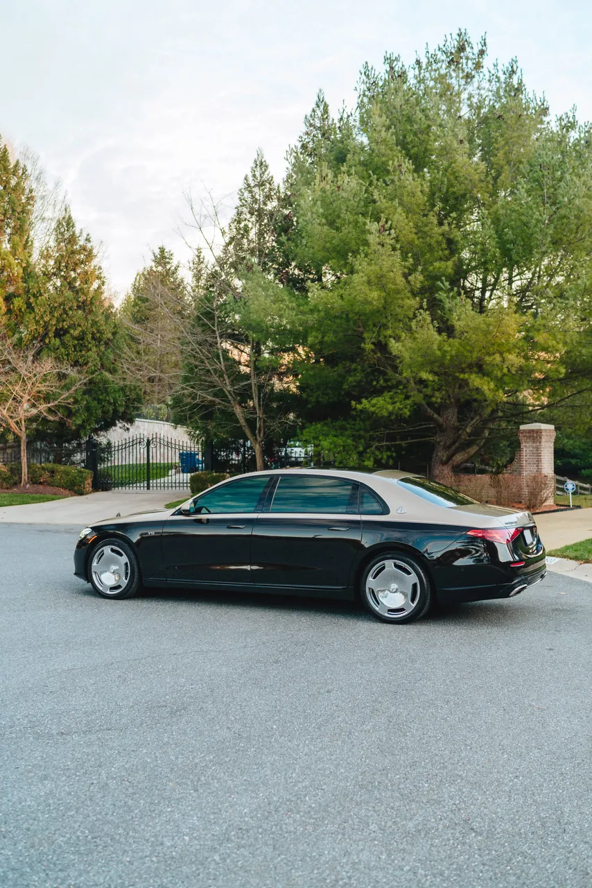 Black 2023 Gold Mercedes-Maybach S680 Manufaktur Edition, photo 12 for luxury car rental in Rockville, MD