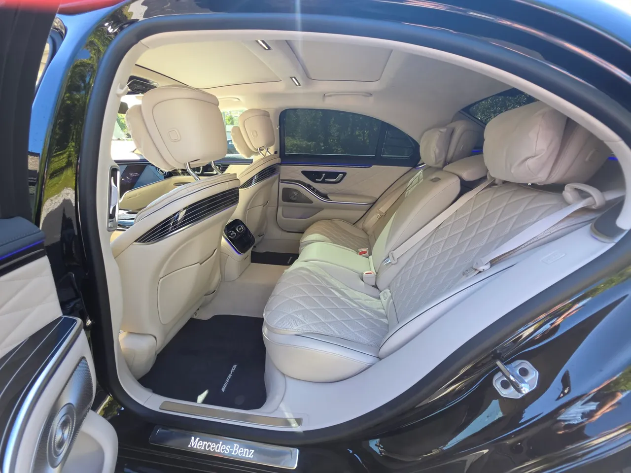 Black 2027 Mercedes-Benz S580 4 Passenger Sedan, photo 6 for sedan rental