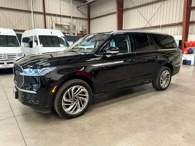 Black 6 Passenger Luxury SUV for airport transfers Black 6 Passenger Luxury SUV for airport transfers