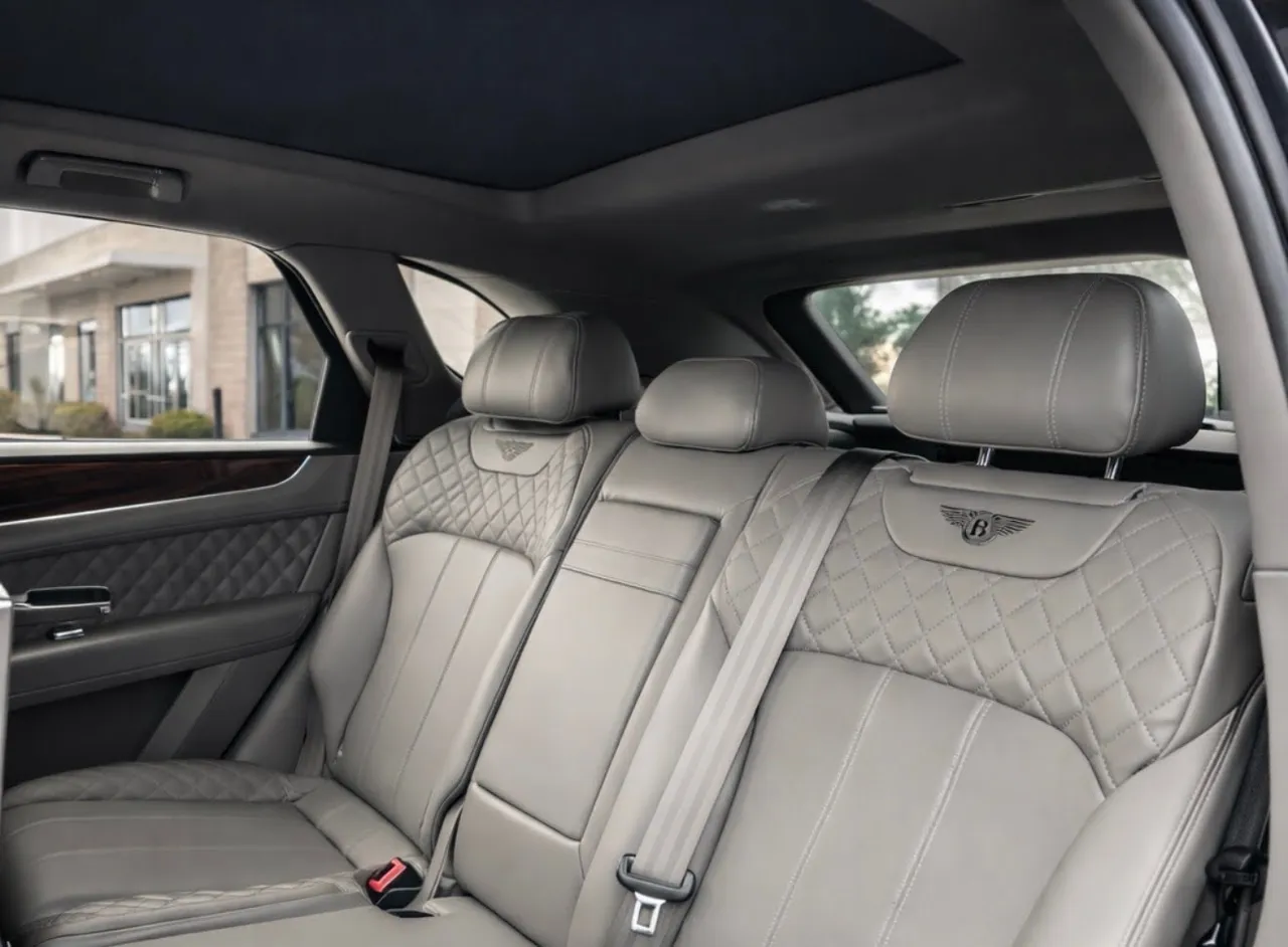 Black Bentley Bentayga, photo 3 for airport transfers Black Bentley Bentayga, photo 3 for airport transfers