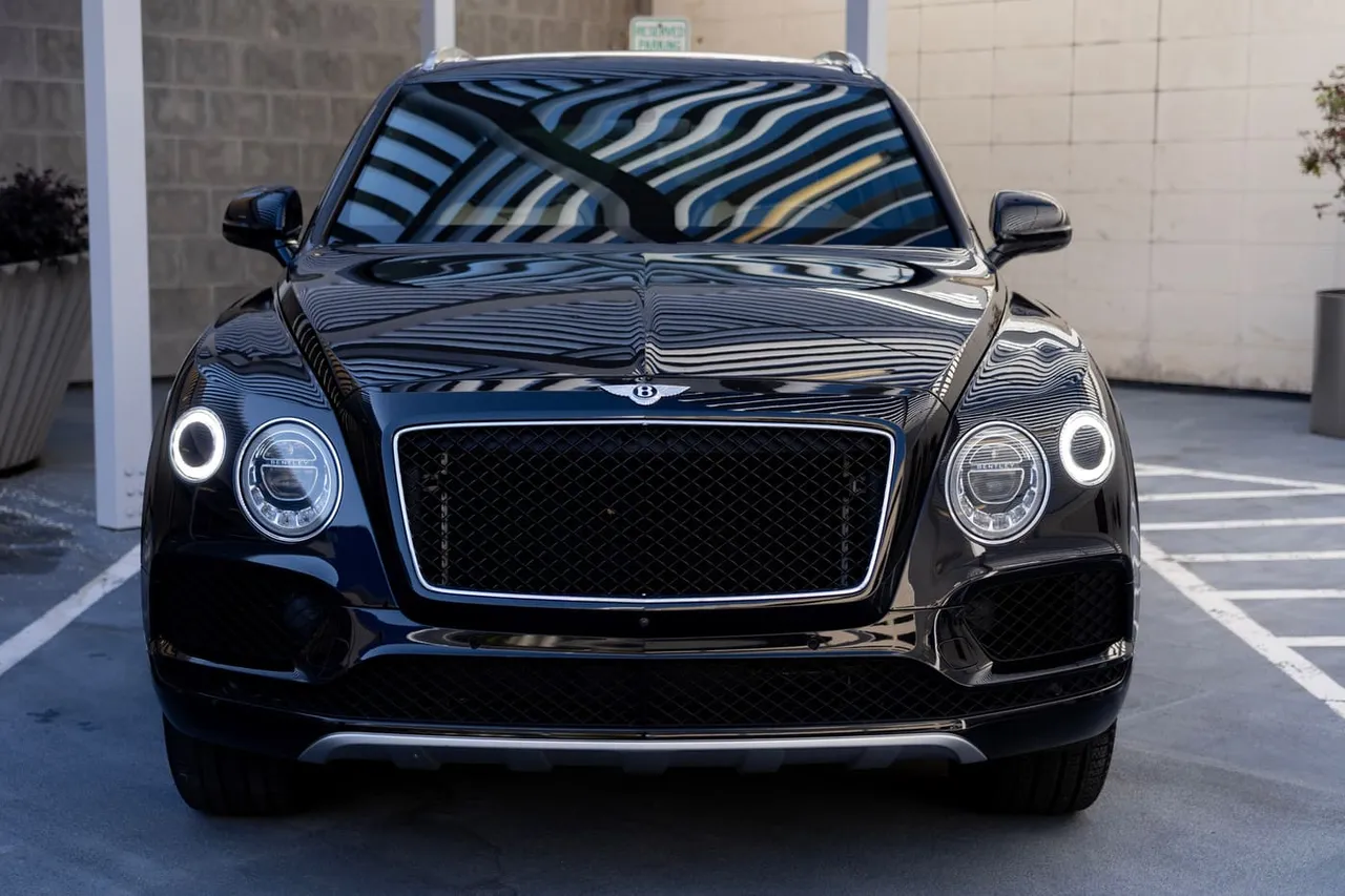 Black Bentley Bentayga, photo 3 for airport transfers Black Bentley Bentayga, photo 3 for airport transfers