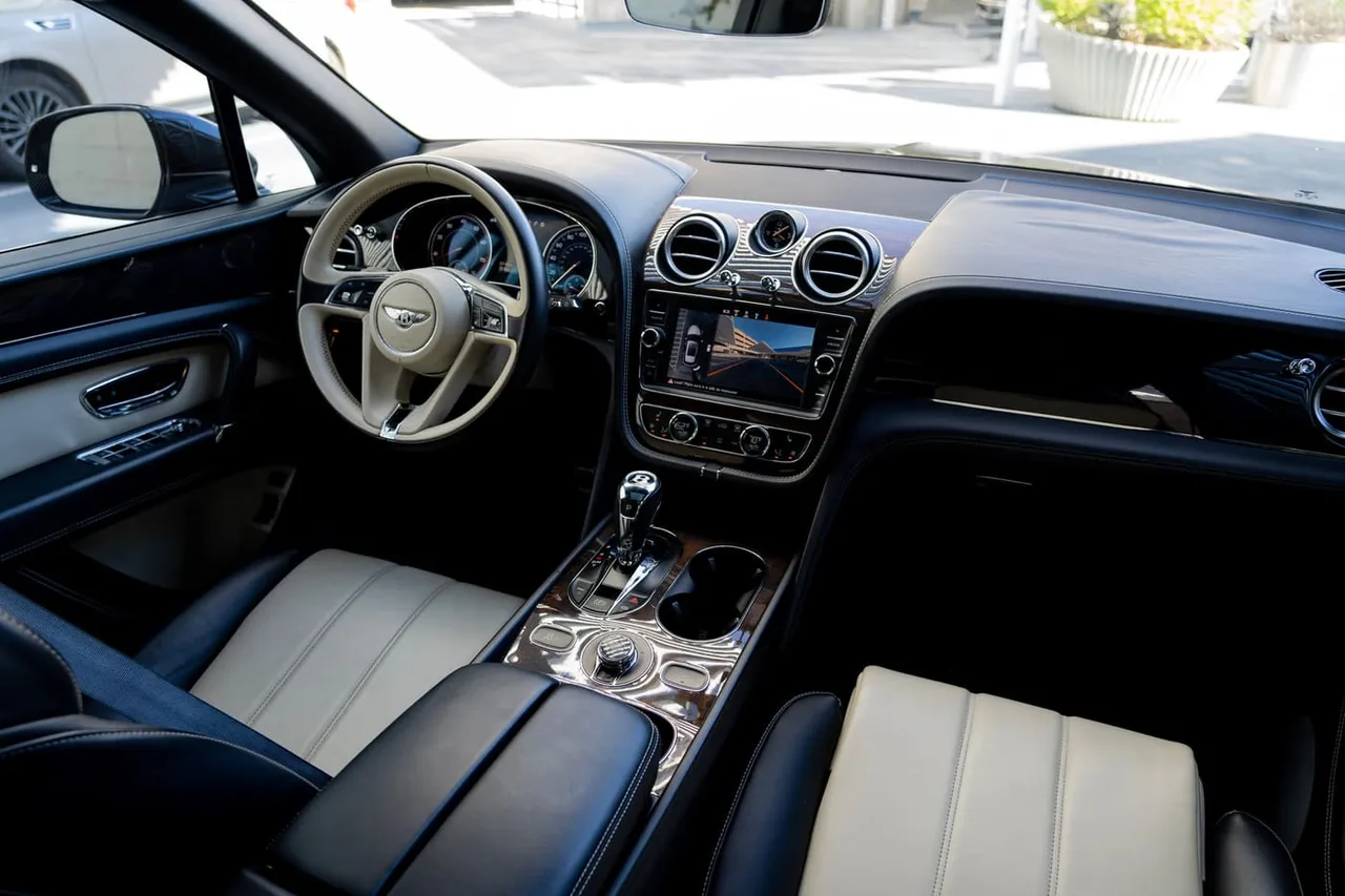 Black Bentley Bentayga, photo 5 for airport transfers Black Bentley Bentayga, photo 5 for airport transfers