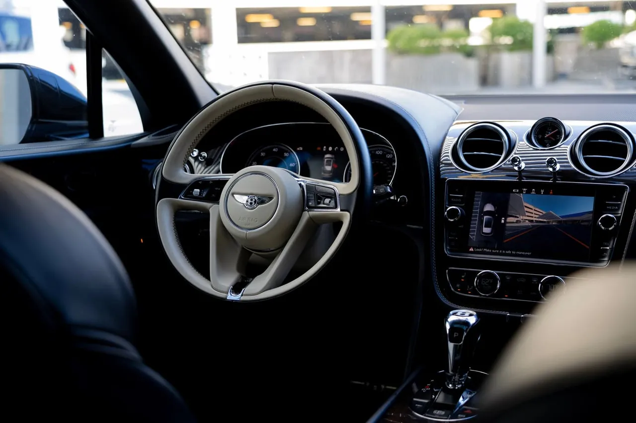 Black Bentley Bentayga, photo 6 for airport transfers Black Bentley Bentayga, photo 6 for airport transfers