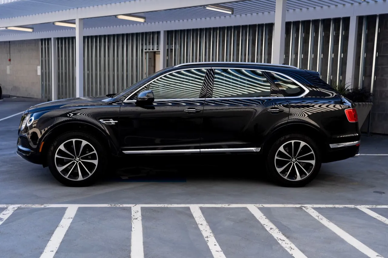 Black Bentley Bentayga, photo 10 for exotic car rental in Houston, TX Black Bentley Bentayga, photo 10 for exotic car rental in Houston, TX