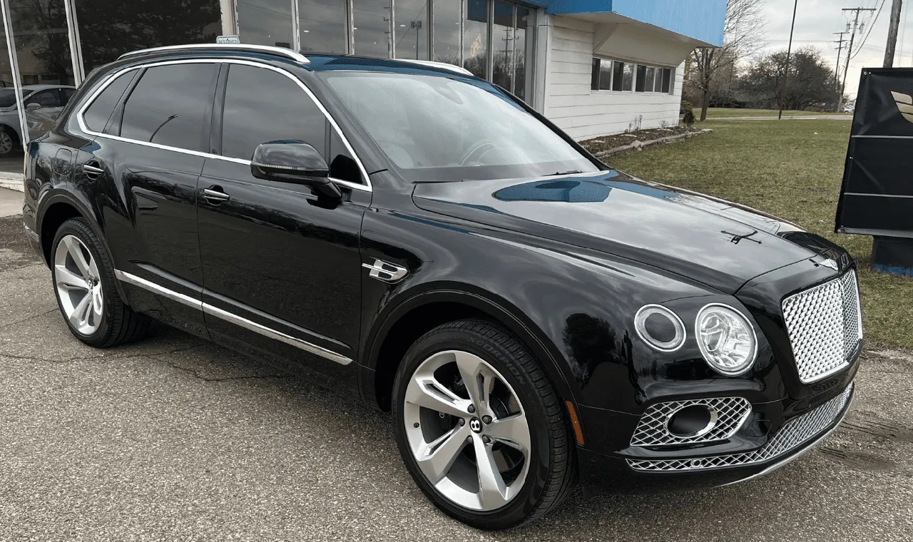 White Bentley Bentayga for airport transfers White Bentley Bentayga for airport transfers