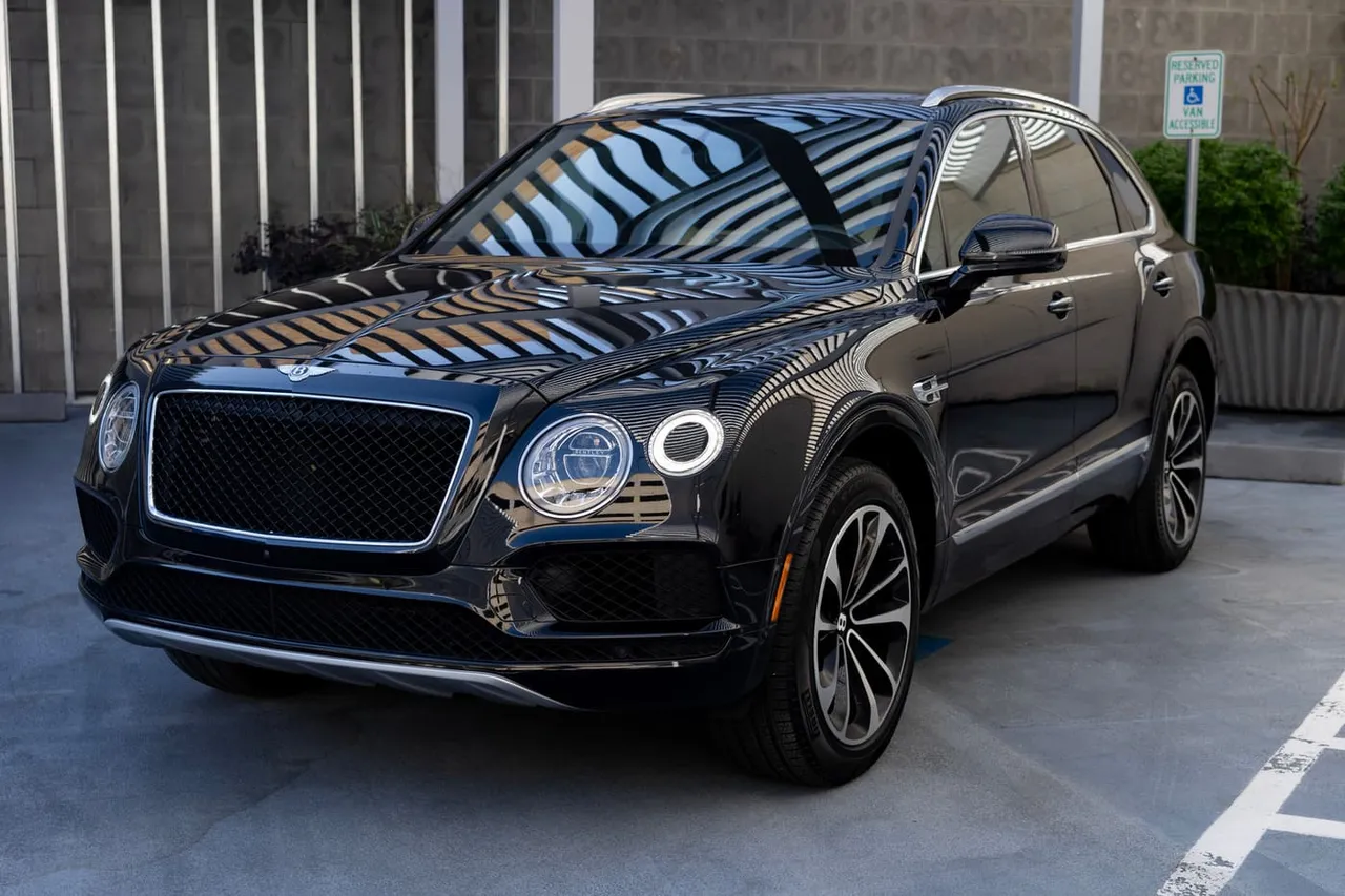 Black Bentley Bentayga, photo 2 for airport transfers Black Bentley Bentayga, photo 2 for airport transfers