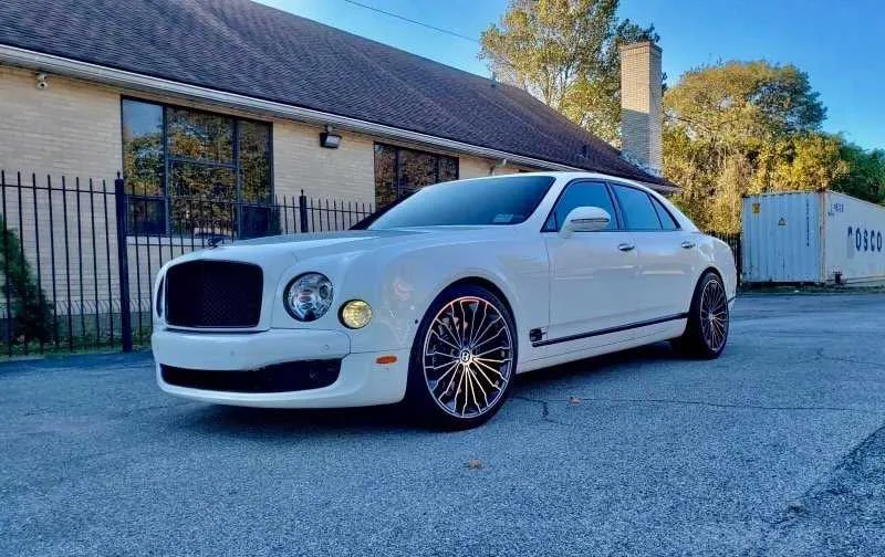 White Bentley Mulsanne for luxury car rental