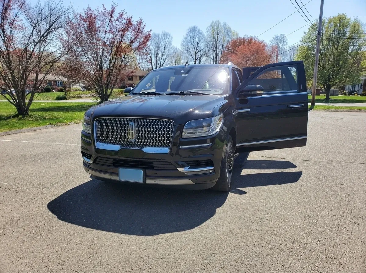 Black Lincoln Navigator L for airport transfers Black Lincoln Navigator L for airport transfers
