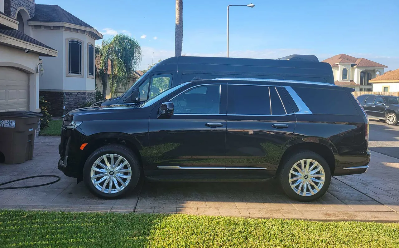 Black Luxury SUV, photo 2 for airport transfers Black Luxury SUV, photo 2 for airport transfers