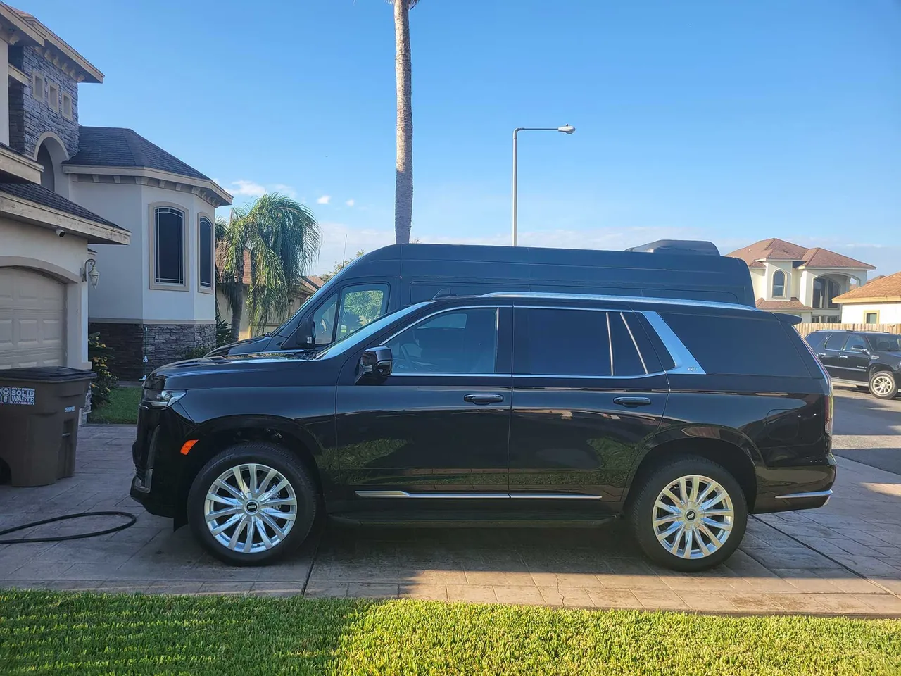 Black Luxury SUV for airport transfers Black Luxury SUV for airport transfers