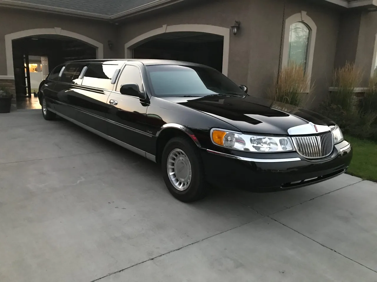 Black BLK NYT – Lincoln Town Car for limo rental Black BLK NYT – Lincoln Town Car for limo rental