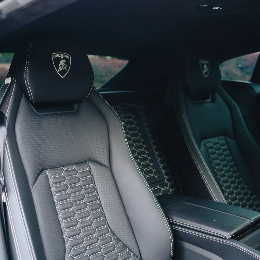 Blue Blu Eleos Lamborghini Urus, photo 5 for airport transfers Blue Blu Eleos Lamborghini Urus, photo 5 for airport transfers