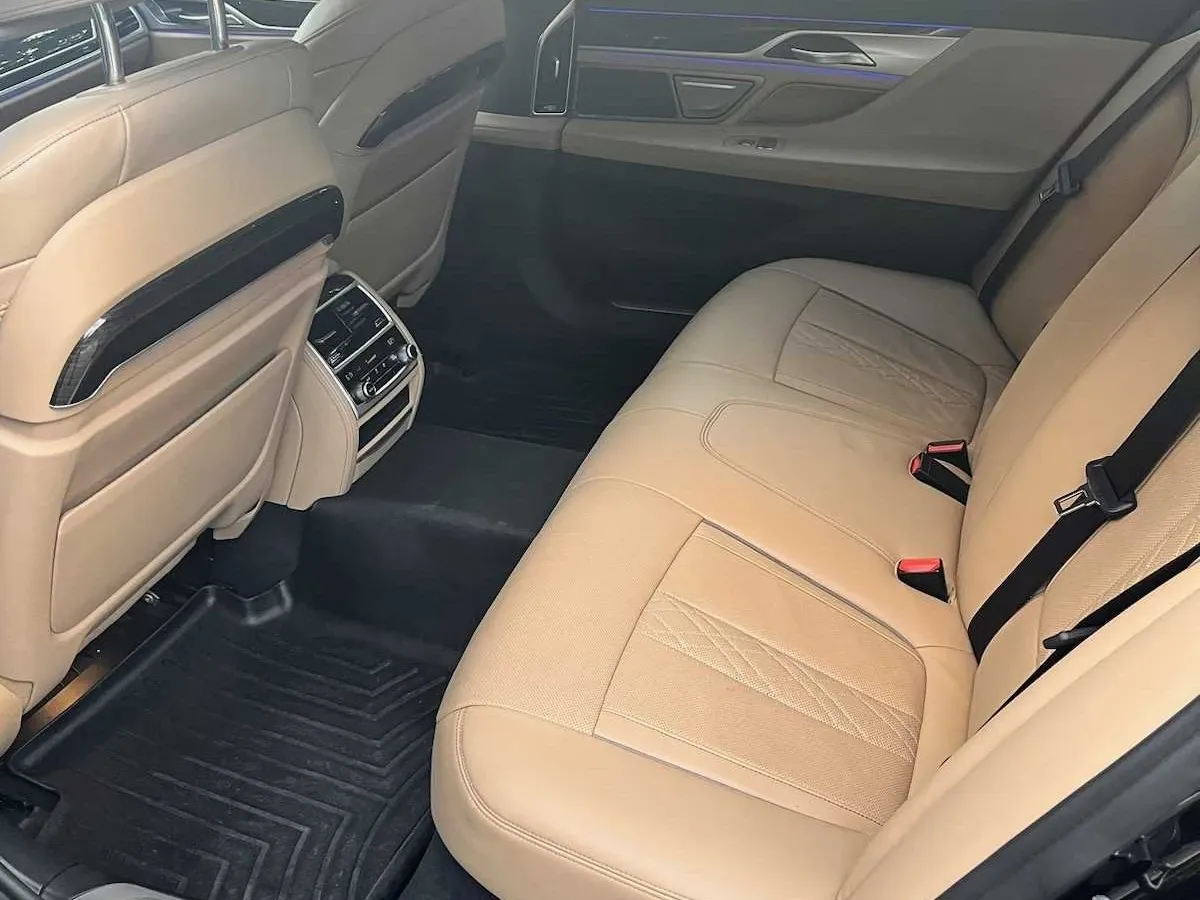 Black BMW 7 Series for sedan rental Black BMW 7 Series for sedan rental