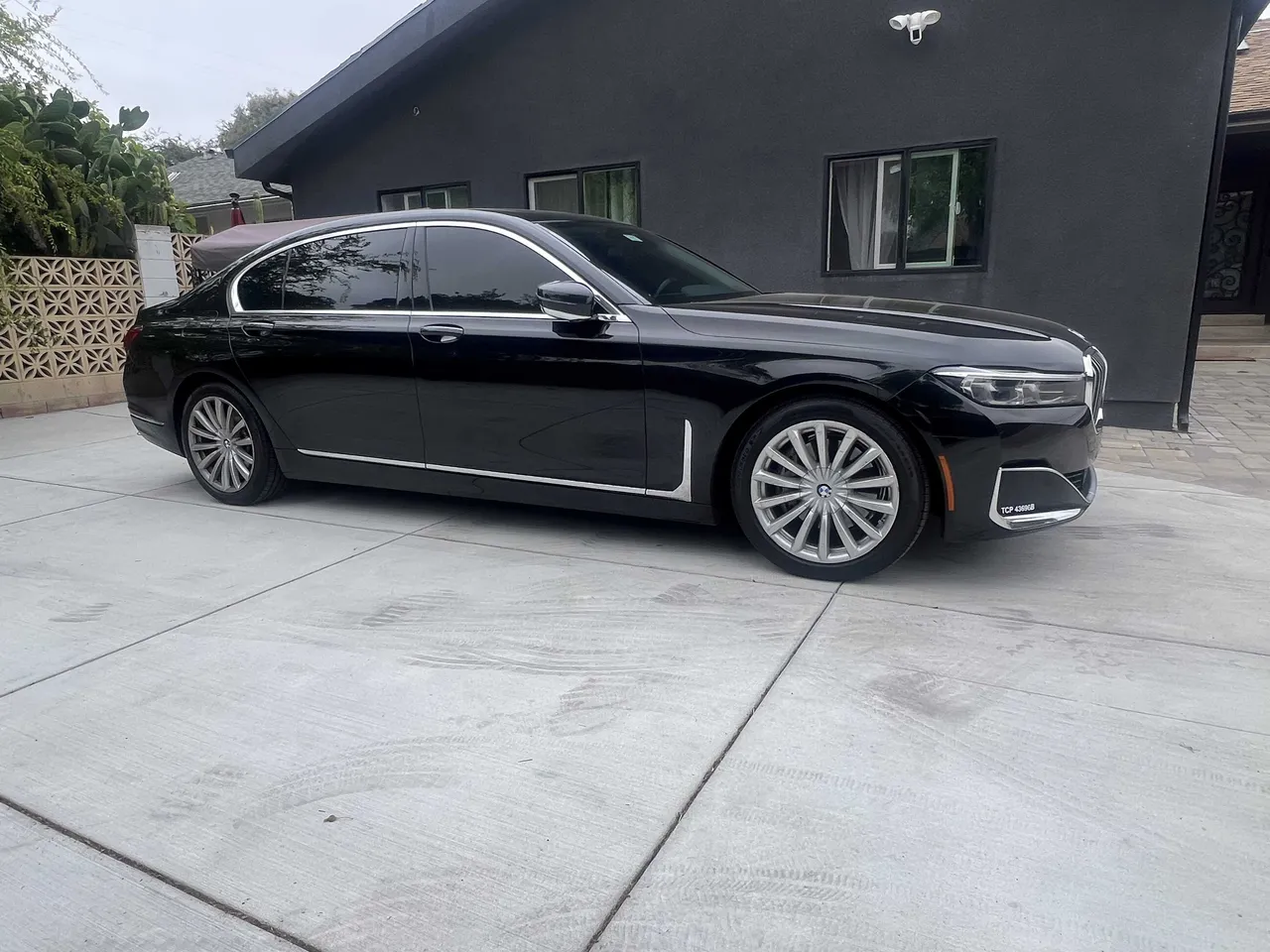 Black BMW 740i, photo 6 for sedan rental in Petrified Forest Natl Pk, AZ