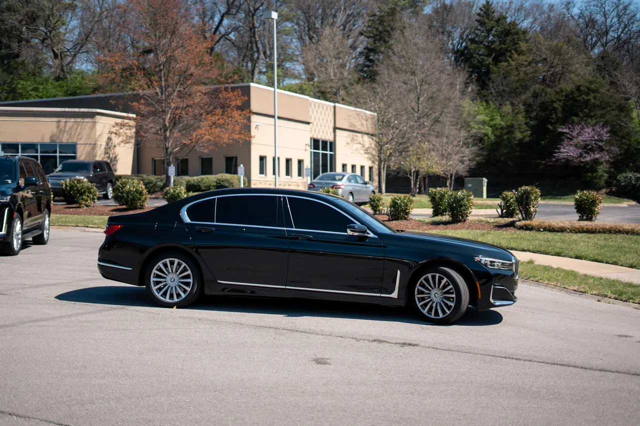 Black BMW i7, photo 2 for sedan rental in Haubstadt, IN