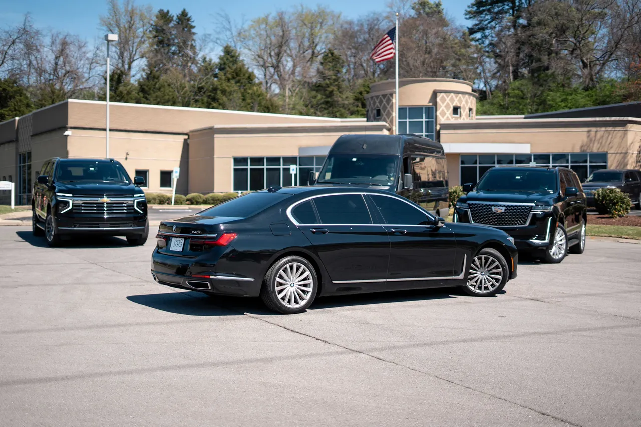 Black BMW i7 for sedan rental in Haubstadt, IN