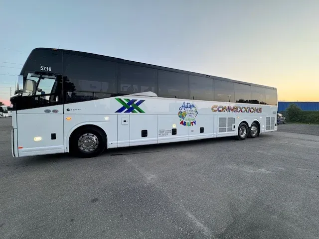 White BUS 5716
