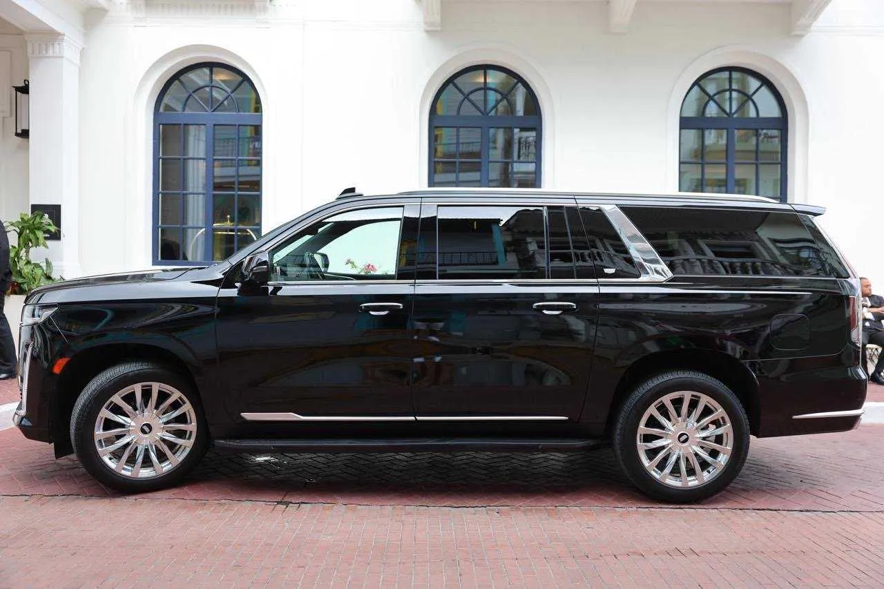 Black Cadillac Escalade with tinted windows and running boards for airport transfers Black Cadillac Escalade with tinted windows and running boards for airport transfers