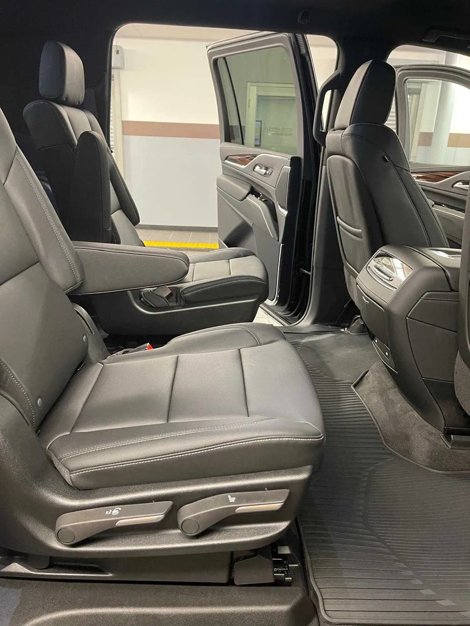 Cadillac Escalade interior with captain's chairs, photo 4 for airport transfers