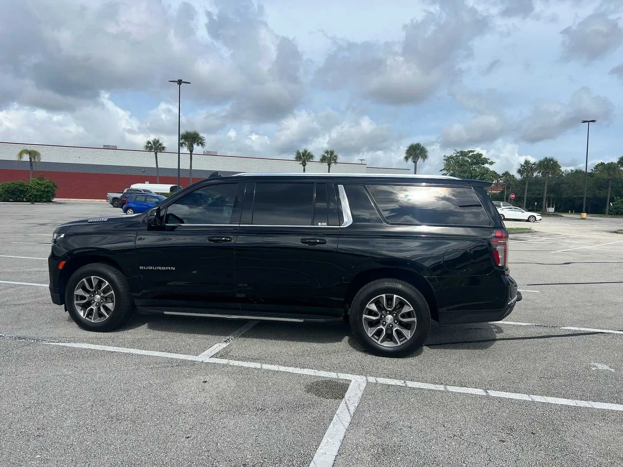 Black Chevrolet Suburban with running boards for airport transfers Black Chevrolet Suburban with running boards for airport transfers