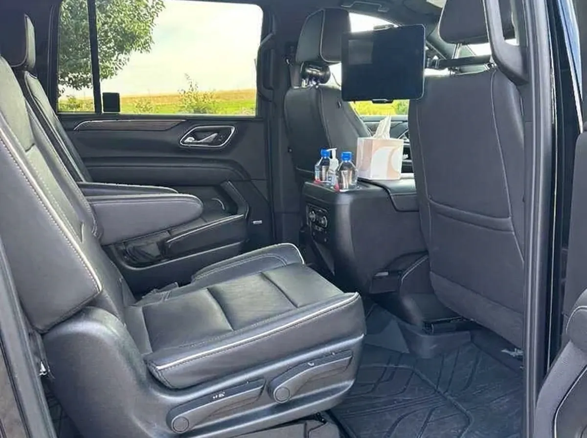 Black Chevrolet Suburban, photo 4 for airport transfers Black Chevrolet Suburban, photo 4 for airport transfers