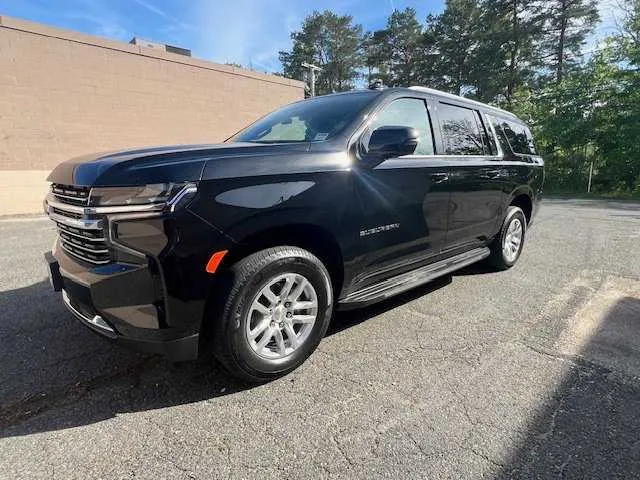 Black Chevrolet Suburban with running boards for airport transfers Black Chevrolet Suburban with running boards for airport transfers