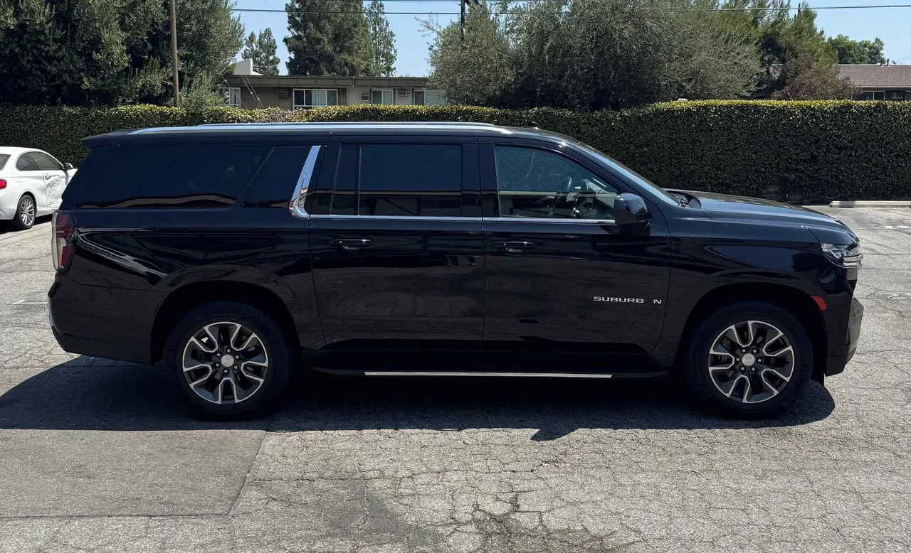 Black Chevrolet Suburban with running boards for airport transfers Black Chevrolet Suburban with running boards for airport transfers