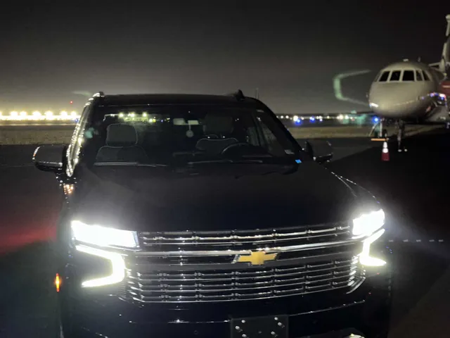 Black Chevrolet Suburban LT Bench Seats for airport transfers Black Chevrolet Suburban LT Bench Seats for airport transfers