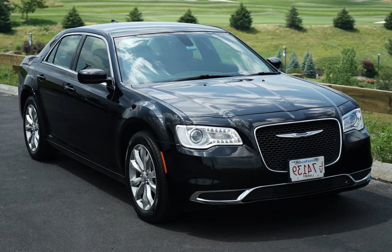 Chrysler 300 / Lincoln Town Car Sedan