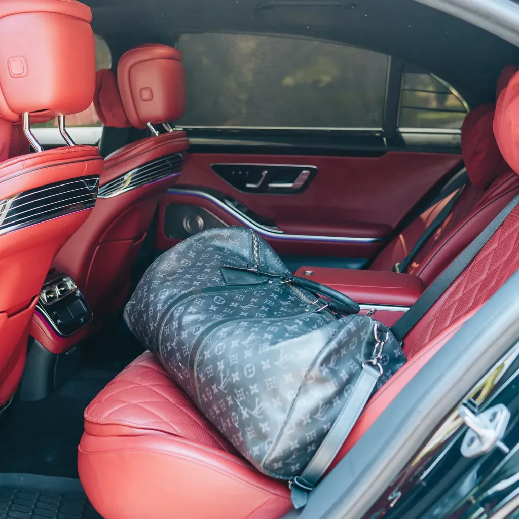 Black Designo S580 Mercedes 2023 w/ Starlight Roof, photo 2 for luxury car rental in Websterville, VT