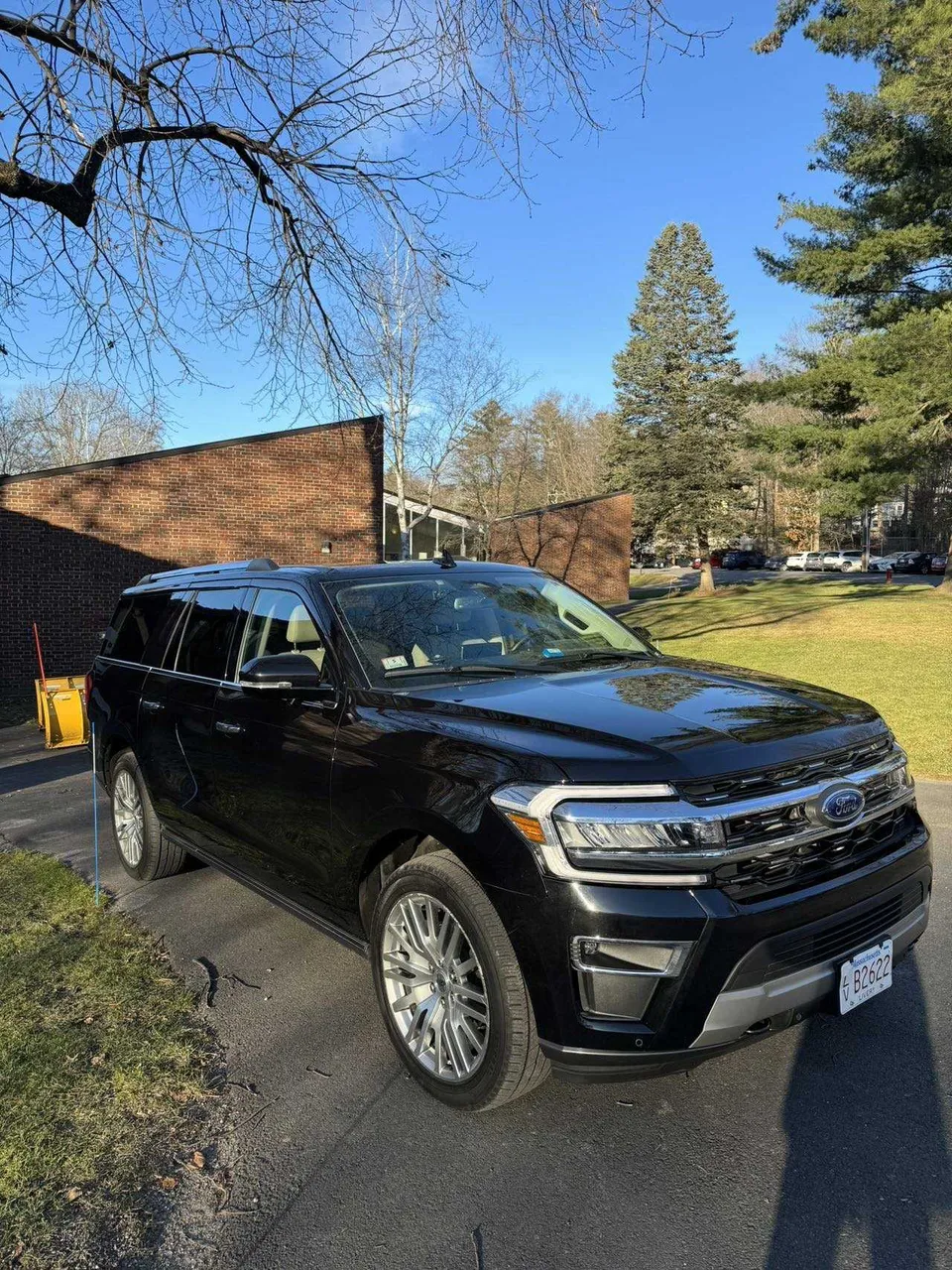 Black Ford Expedition MAX exterior, photo 4 for airport transfers Black Ford Expedition MAX exterior, photo 4 for airport transfers