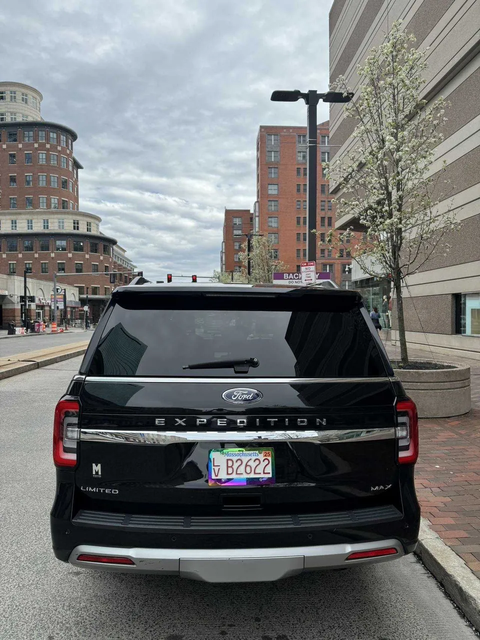 Black Ford Expedition MAX exterior, photo 6 for airport transfers Black Ford Expedition MAX exterior, photo 6 for airport transfers