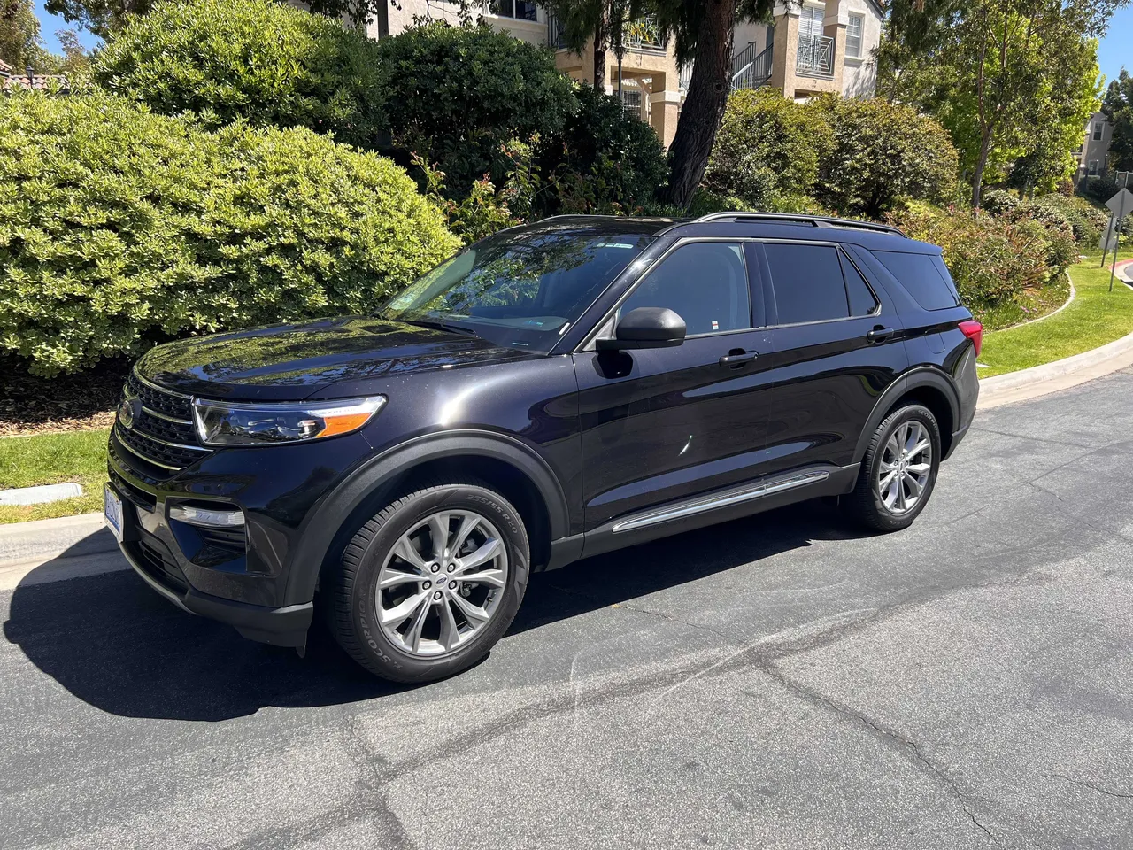 Black Ford Explorer for airport transfers