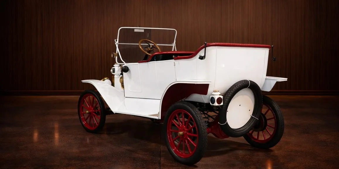 White Ford Model T Speedster 1912 Vintage, photo 3 for wedding car rental in Gloucester County, NJ