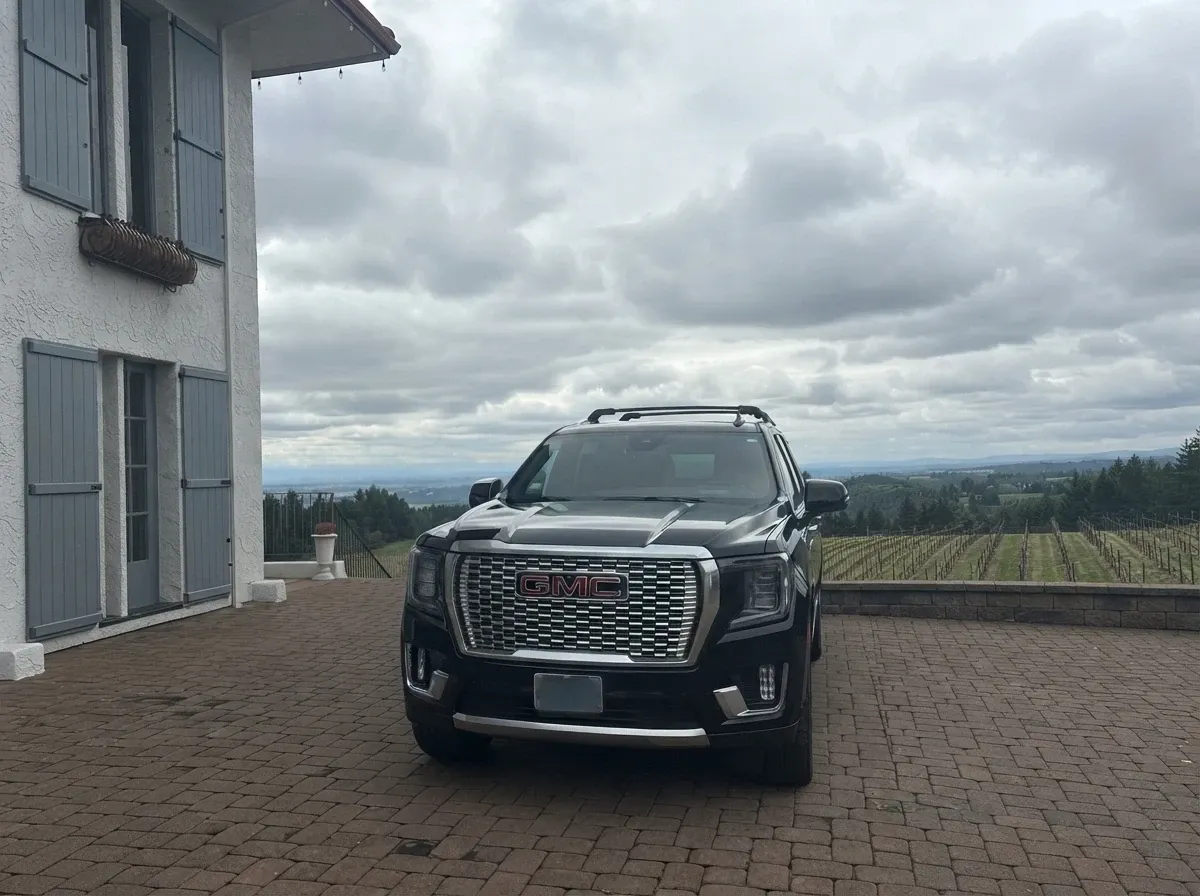 Black GMC Yukon, photo 2 for airport transfers Black GMC Yukon, photo 2 for airport transfers