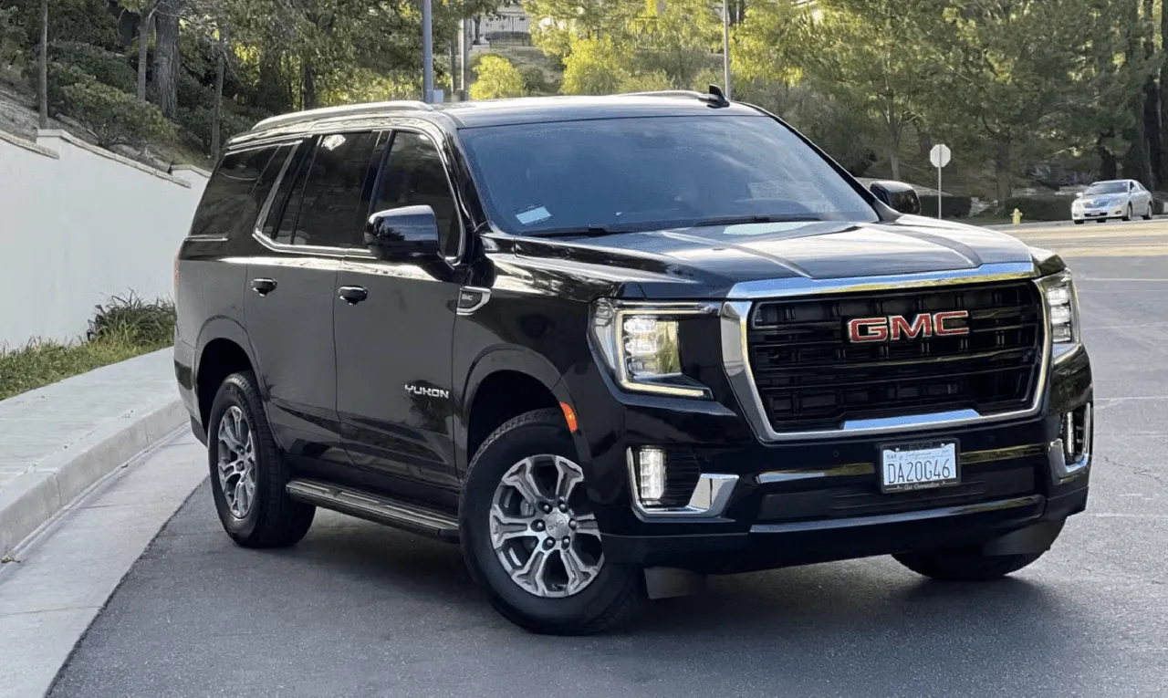 Black GMC Yukon exterior with running boards for airport transfers Black GMC Yukon exterior with running boards for airport transfers