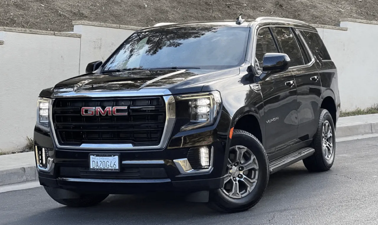 Black GMC Yukon exterior with running boards, photo 3 for airport transfers Black GMC Yukon exterior with running boards, photo 3 for airport transfers