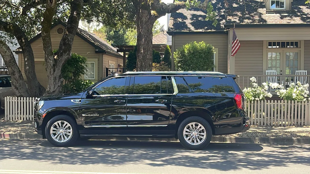 Black GMC Yukon exterior with tinted windows for airport transfers Black GMC Yukon exterior with tinted windows for airport transfers