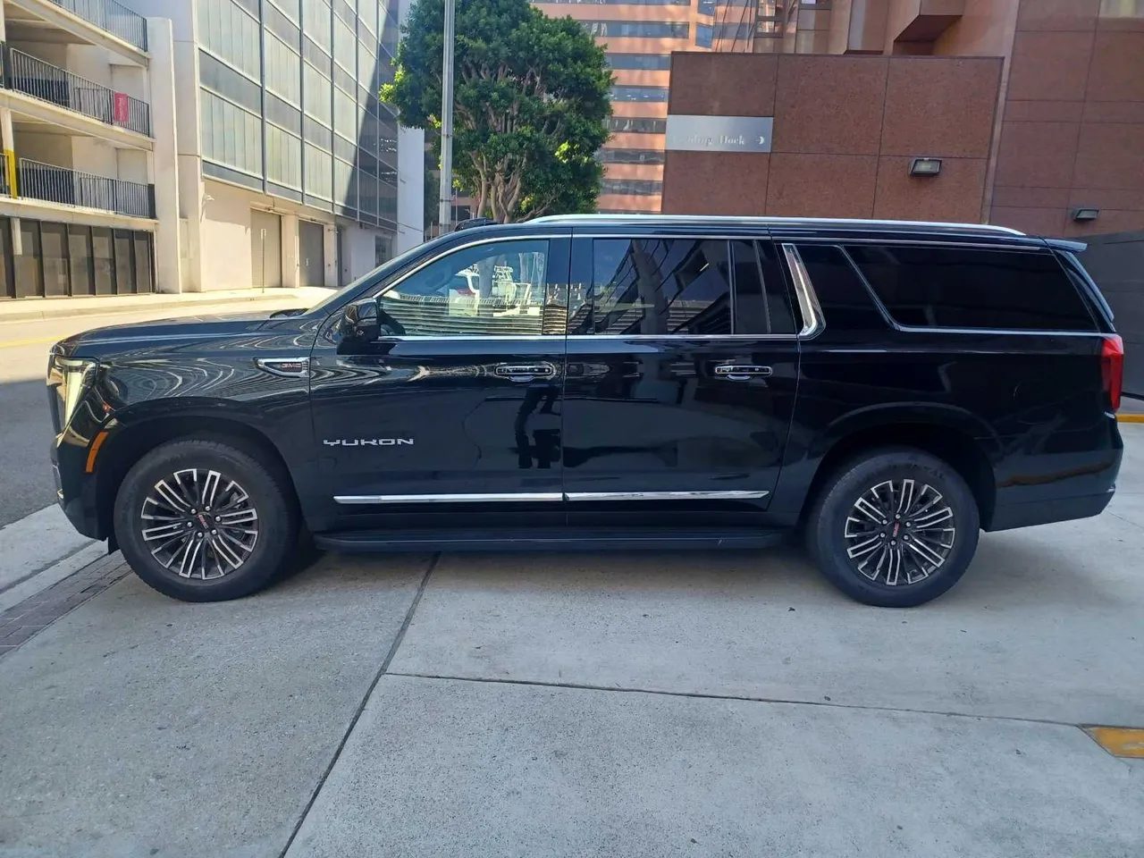 Black GMC Yukon SLE for airport transfers