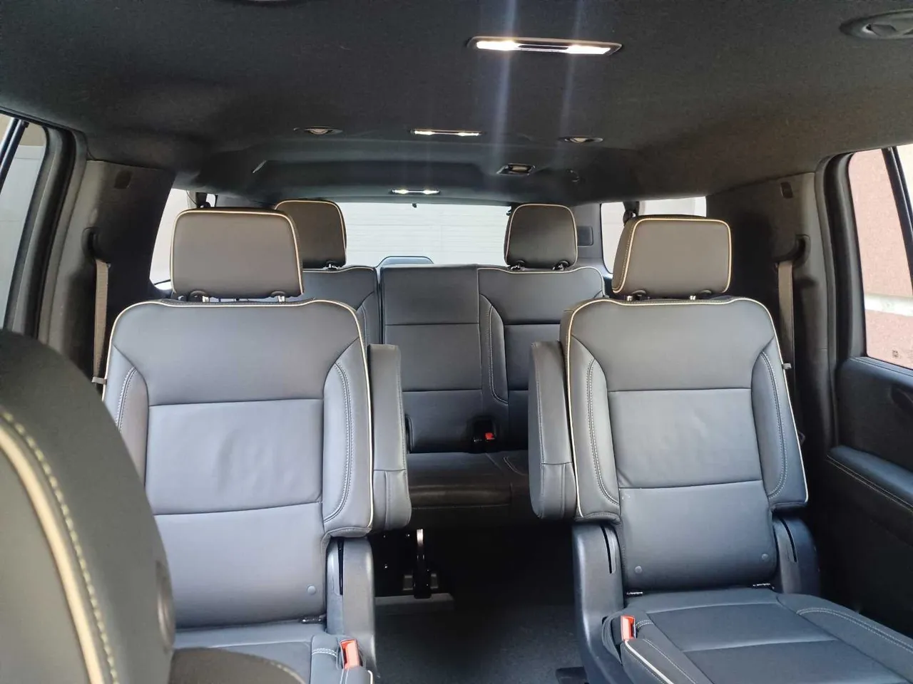 GMC Yukon SLE interior with captain's chairs for airport transfers