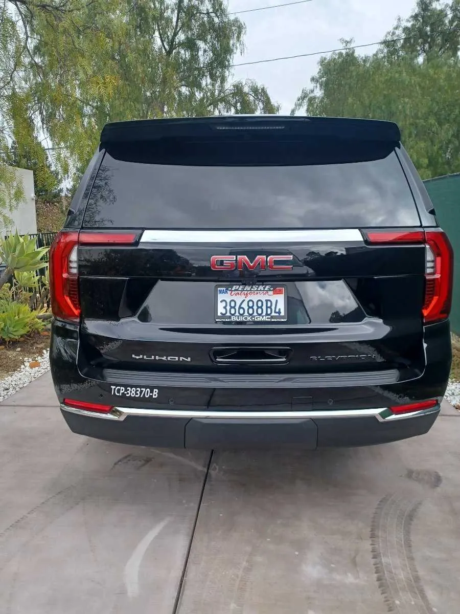 Black GMC Yukon SLE exterior for airport transfers