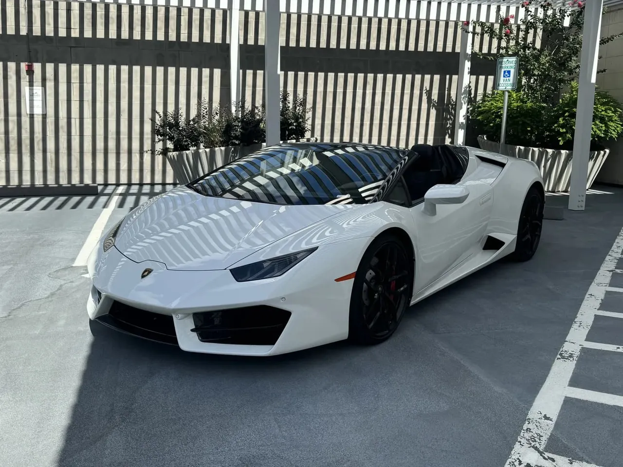 White Lamborghini HuracáN Spyder, photo 2 for sports car rental White Lamborghini HuracáN Spyder, photo 2 for sports car rental