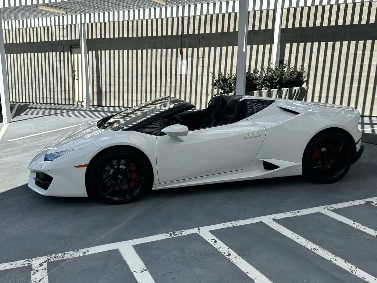 White Lamborghini HuracáN Spyder, photo 3 for sports car rental White Lamborghini HuracáN Spyder, photo 3 for sports car rental